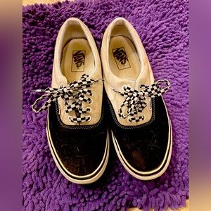 Blk/wht Vans Classic size 9